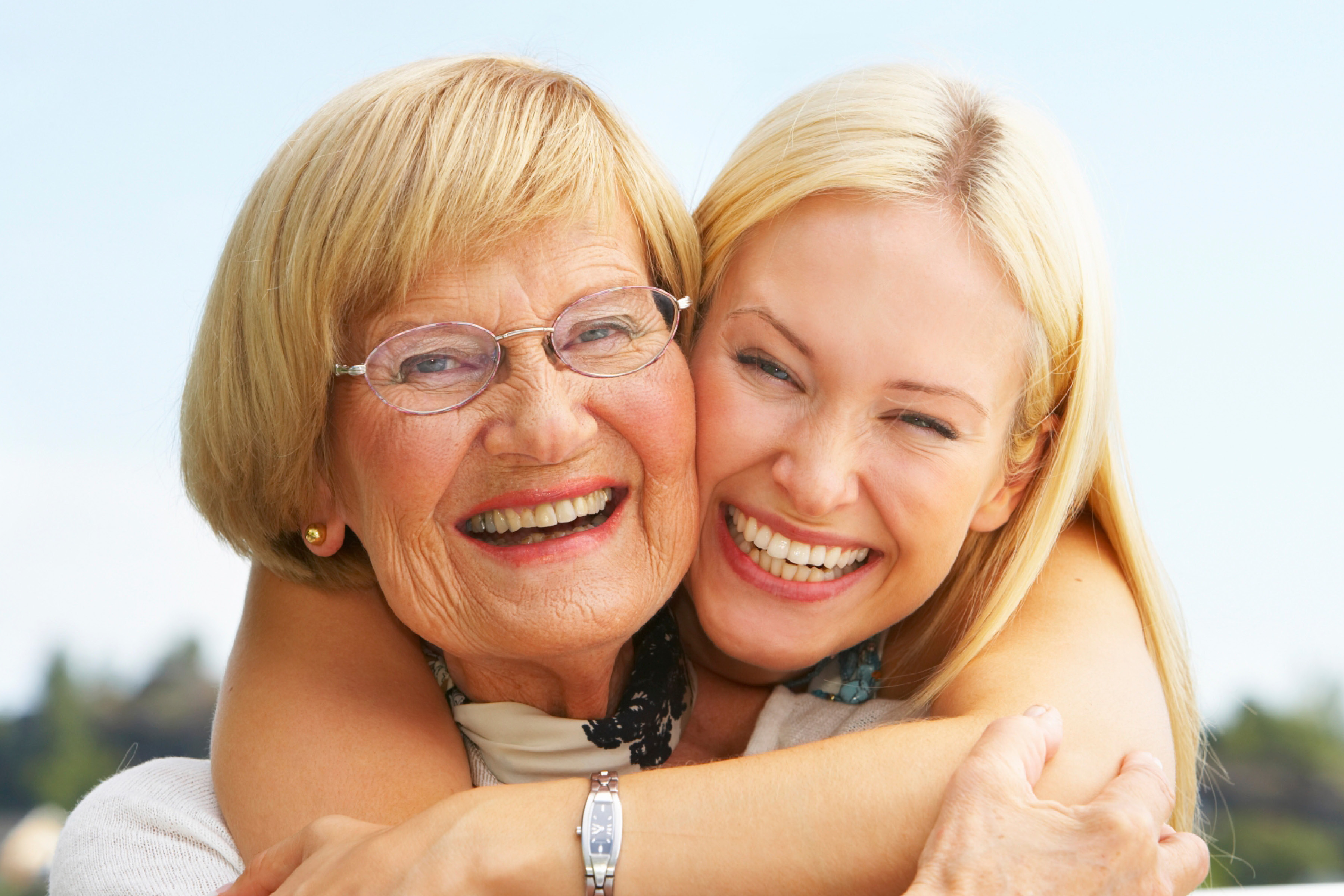 Женщина в возрасте смеется. Разные мамы. Женщины разных возрастов. Две мамы. Мать с тремя детьми.