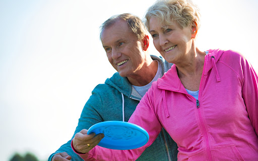 disc golf is a one of the best unique hobbies for seniors